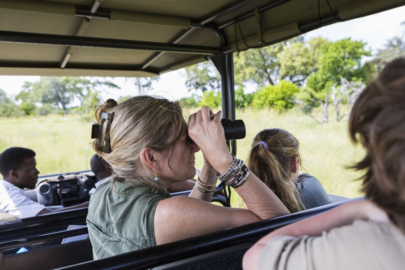 Private guide briefing guests at sunrise before a morning game drive